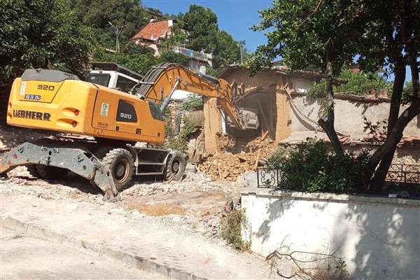 Osmangazi’de 3 metruk bina yıkıldı
