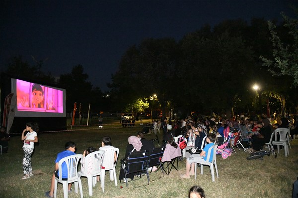 Osmangazi’de açık hava sinema etkinlikleri devam ediyor
