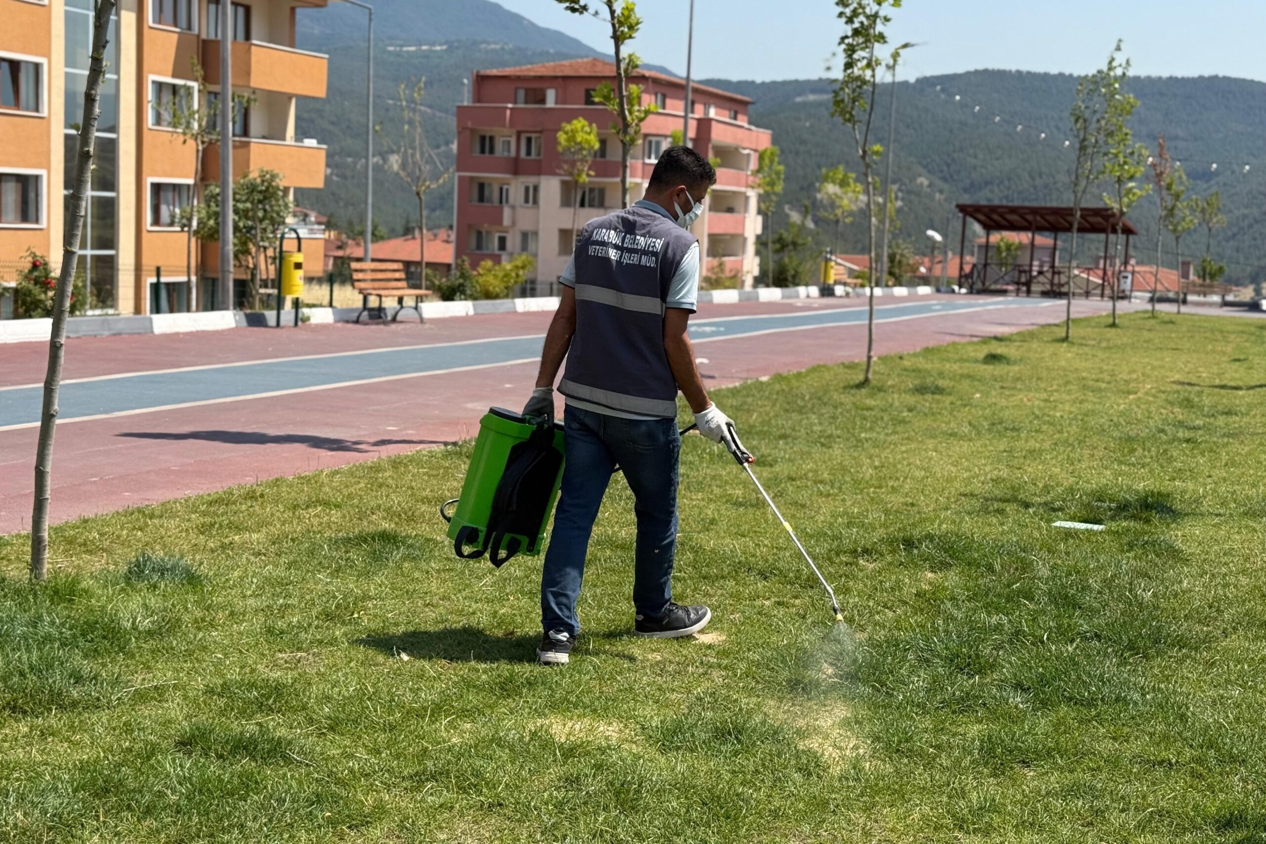 Karabük Belediyesi, tüm mahallelerde ilaçlama çalışmalarını yoğunlaştırdı