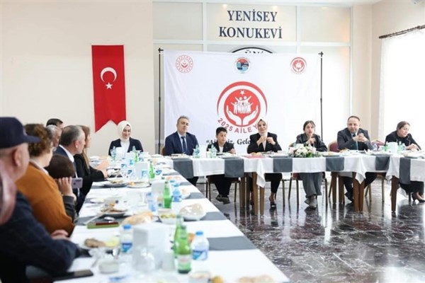 Bakan Göktaş, Ardahan’da şehit yakınları ve koruyucu ailelerle buluştu