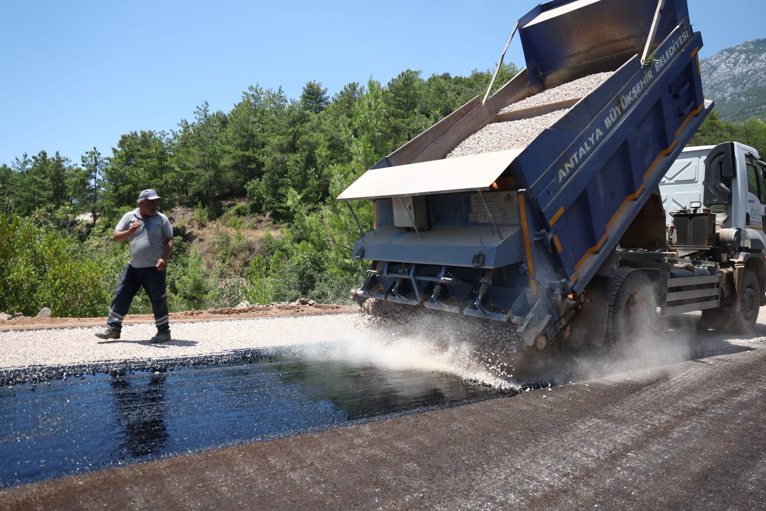 Antalya Büyükşehir Belediyesi, asfalt çalışmalarını sürdürüyor