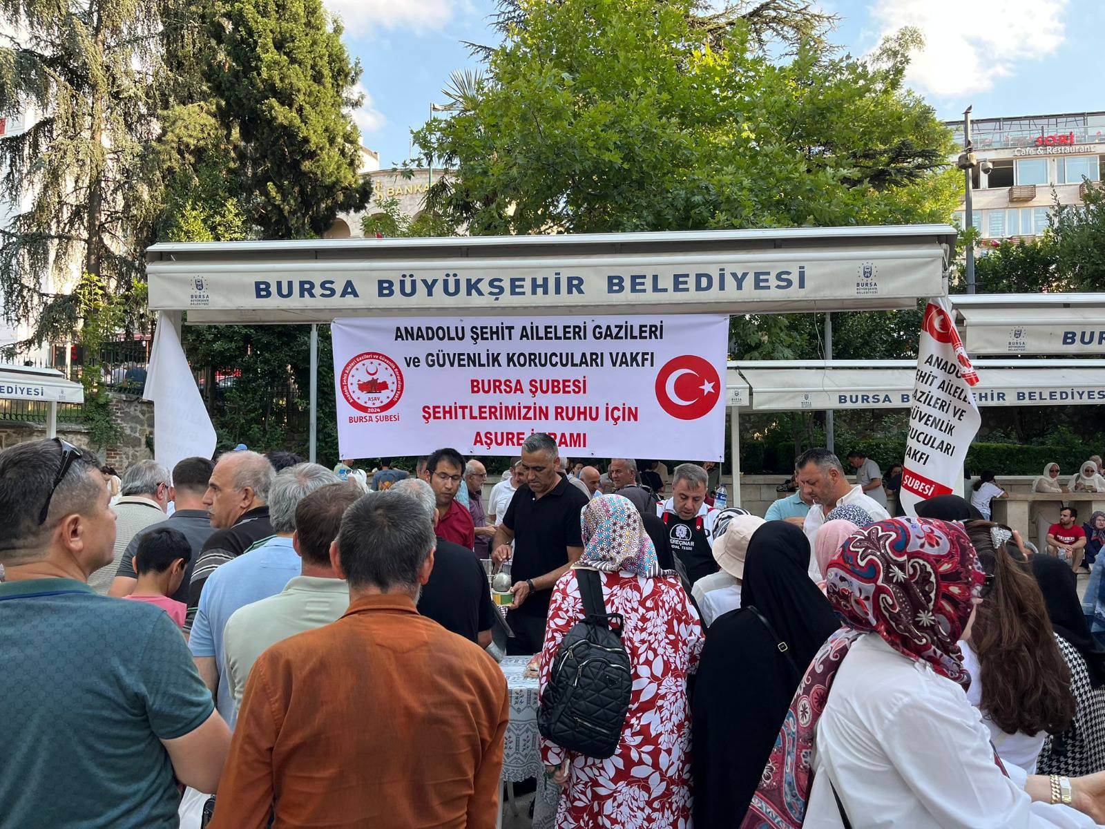 Bursa Ulu Camide şehitlerin hatırasına aşure dağıtıldı
