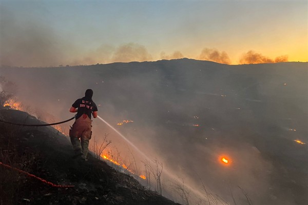 Aliağa’daki makilik alanda çıkan yangına müdahale sürüyor