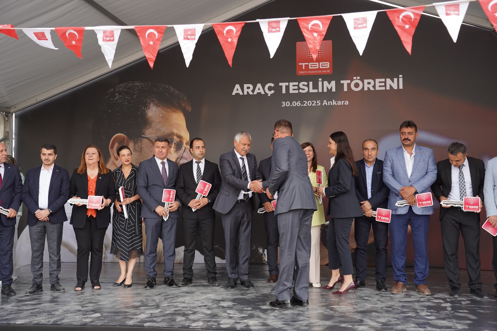 TBB’den belediyelere 62 araç hibesi