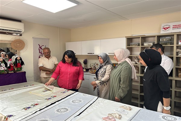 Dr. Ayten Canalp, Yeşiltepe ÇATOM’da kadınlara yönelik projeleri inceledi