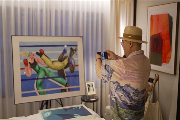 Otel odalarında düzenlenen sanat sergisi yaşamın güzelliğini yaşatıyor