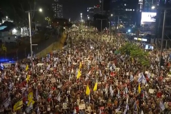 Binlerce İsrailli, rehinelerin serbest bırakılması için gösteri düzenledi