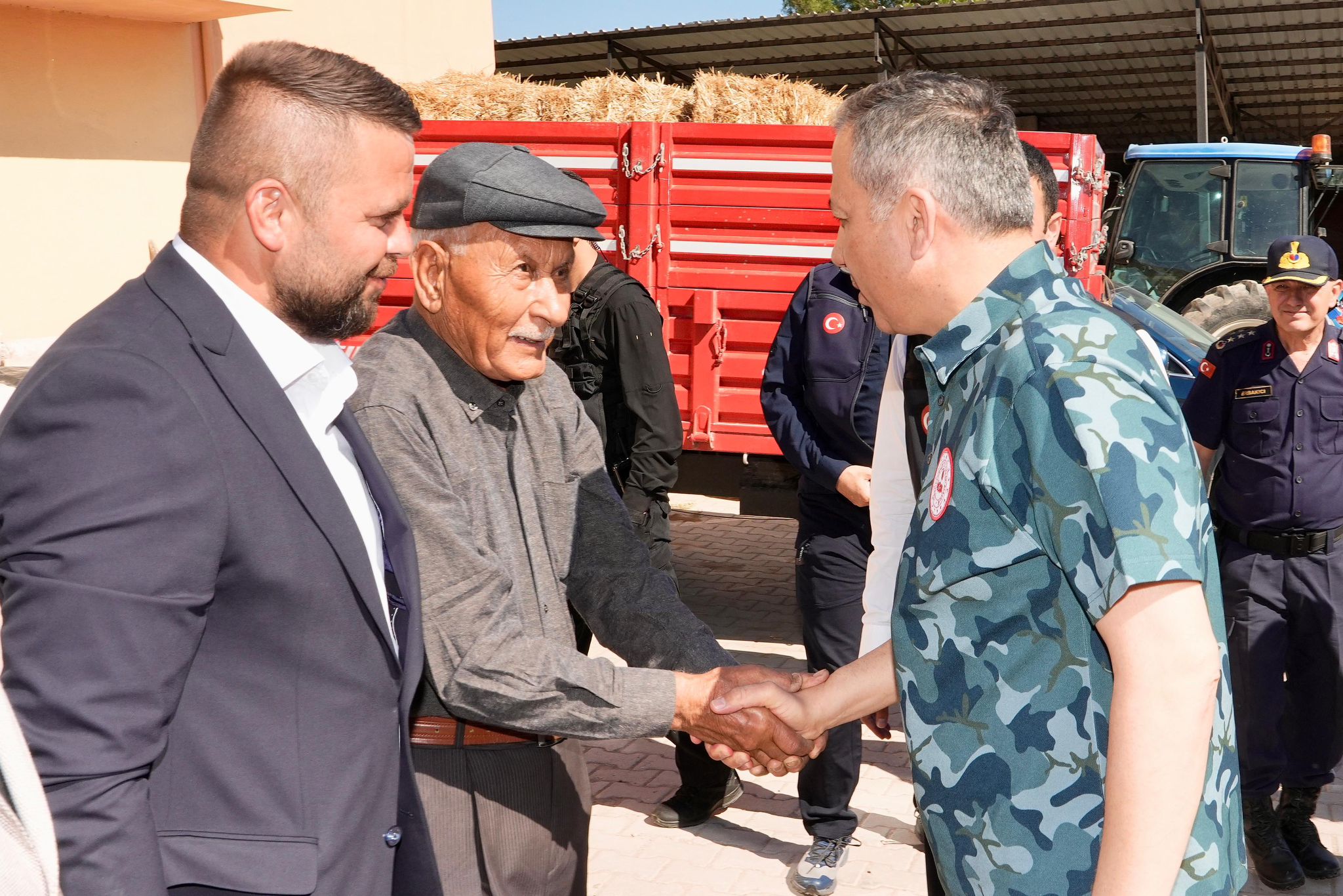 Bakan Yerlikaya, Bilecik’teki orman yangınlarının ardından bölgeyi ziyaret etti