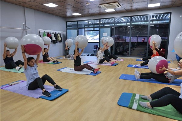 Konaklı kadınlar hem spor yapıyor hem sosyalleşiyor