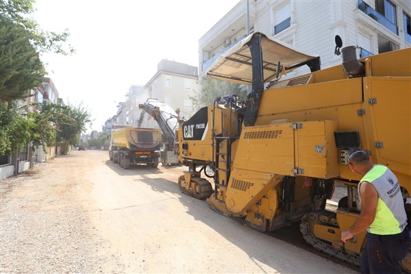 Yeni Emek Mahallesi’nde 5 sokakta yollar yenileniyor