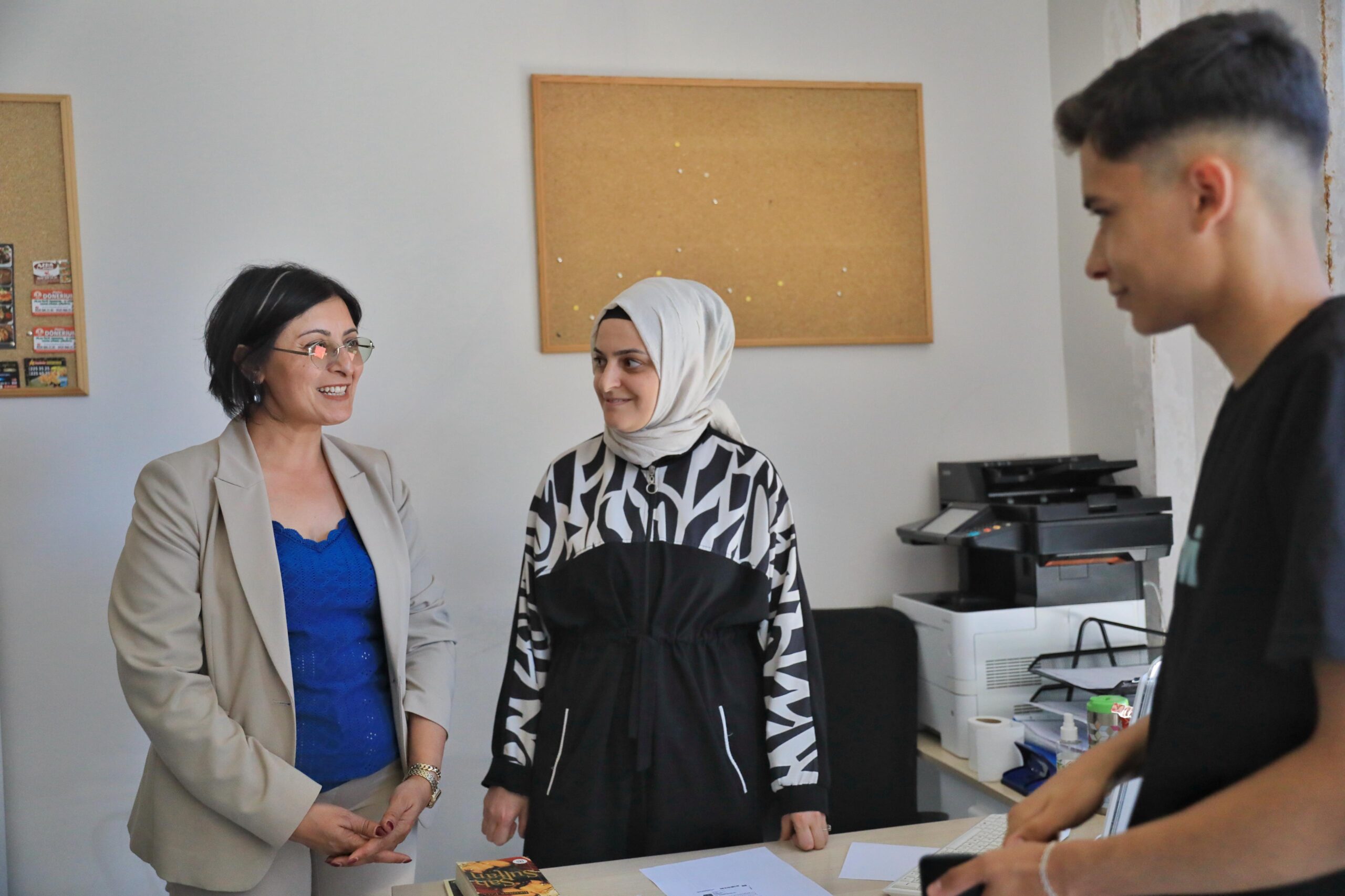 Eşbaşkan Sincar, Bilgi Akademi’yi ziyaret ederek öğrencilerle buluştu