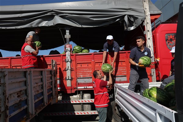 Kayseri Büyükşehir Belediyesi, 17 ton karpuz dağıttı