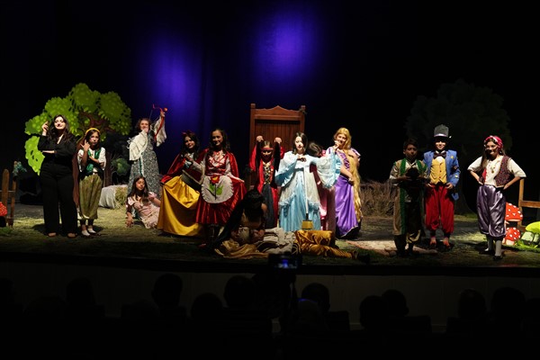 Trabzon Şehir Tiyatrosu oyuncuları sahnede