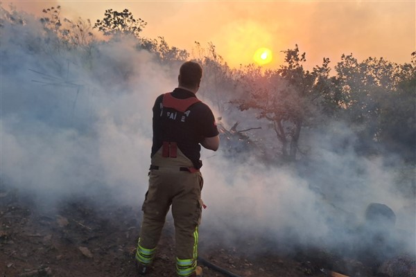 Manisa Büyükşehir ekiplerinden Akhisar’daki yangına müdahale