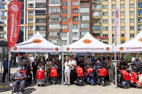 Afyonkarahisar’da akülü sandalyeler sahiplerine ulaştırıldı