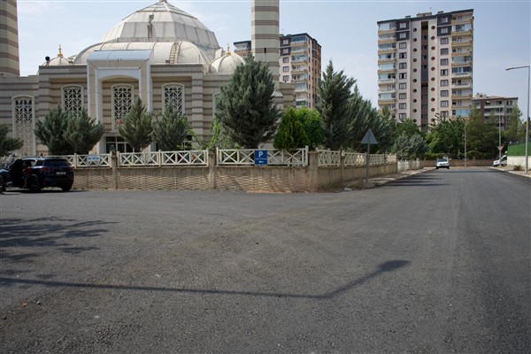 Kayapınar Belediyesi’nden cami yolları ve okul bahçelerine asfalt hizmeti