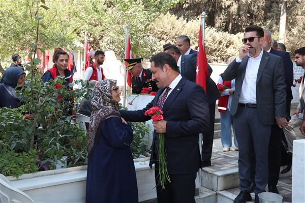 Hatay’ın ana vatana katılışının yıl dönümünde şehitler dualarla anıldı