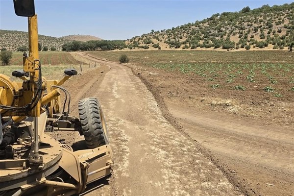 Mazıdağı Belediyesi kırsal mahallelerde yol çalışmalarını sürdürüyor