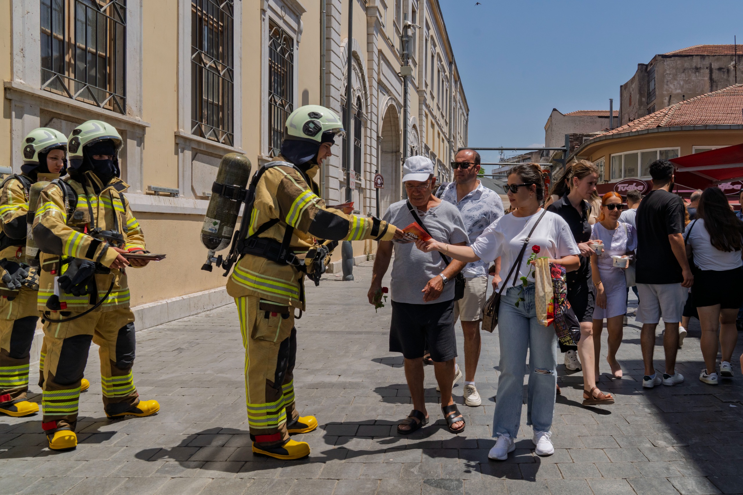 İzmir İtfaiyesi yangınlara dikkat çekmek için sokağa indi