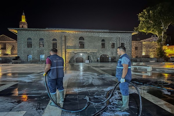 Sur ilçesinde gece temizlik çalışması yapıldı