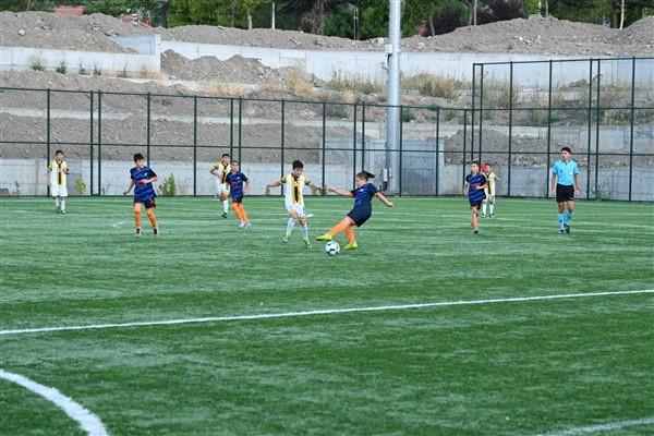 Geleceğin Şehri Geleceğin Yıldızları Minikler Futbol Turnuvası başladı