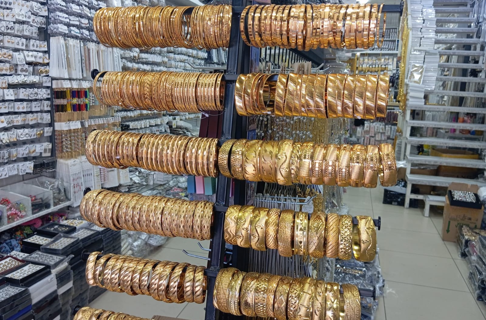 Diyarbakır’da düğünlerin yeni trendi: İmitasyon takılara yoğun ilgi