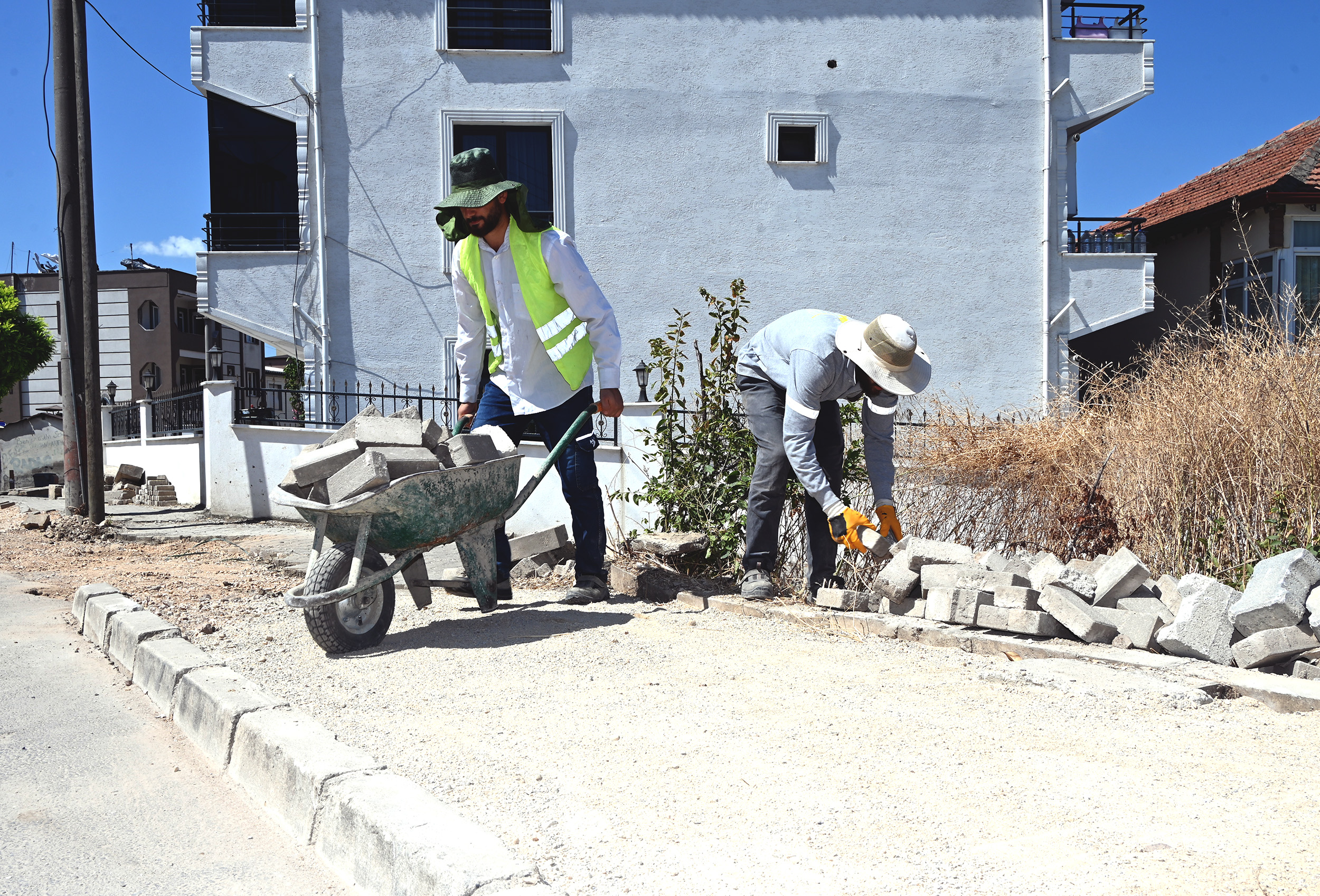 Yalova Belediyesi’nden Radar Caddesi’nde yol ve kaldırım onarımı