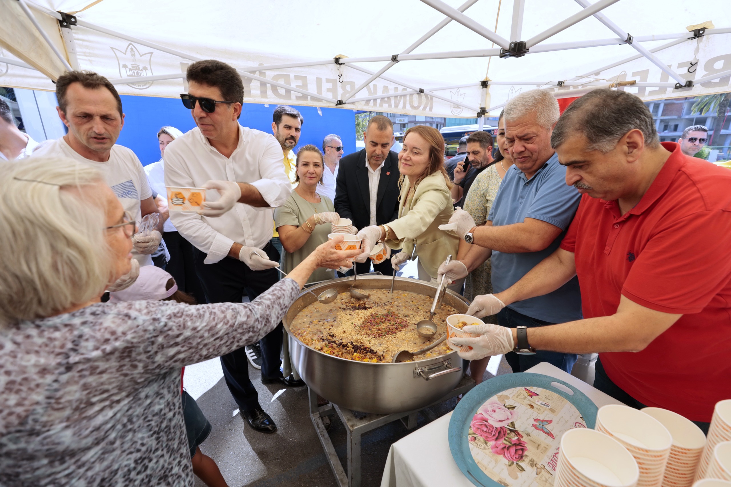 Başkan Mutlu’dan vatandaşlara aşure ikramı