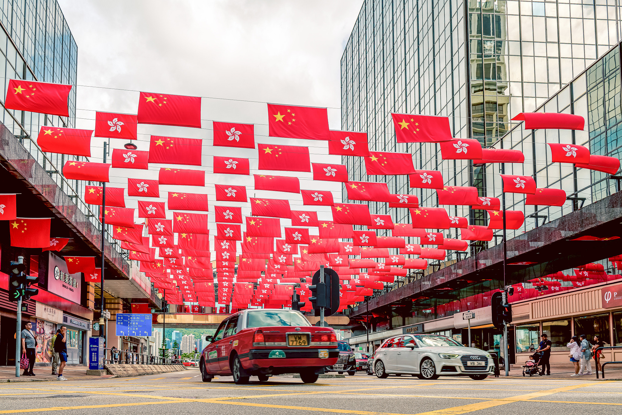 Hong Kong, Çin’e dönüşünün 28. yılını coşkuyla kutluyor