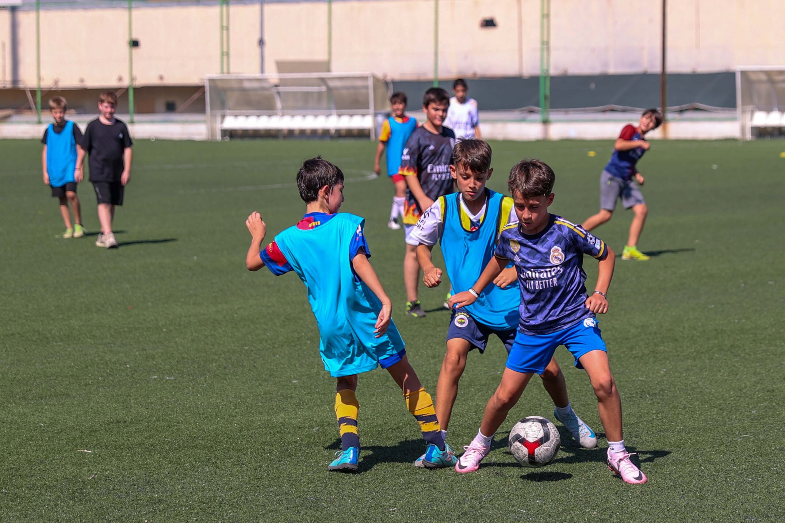 Bucalı çocuklar futbol eğitiminde