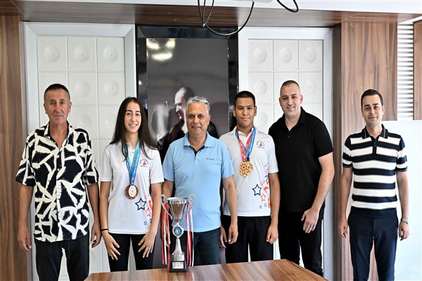 Şampiyon sporcular, Başkan Uysal’ı ziyaret etti