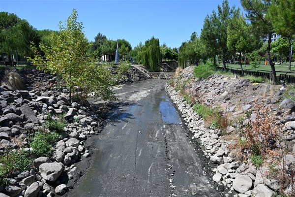 MASKİ’den Atatürk Kent Parkı’ndaki derede temizlik çalışması