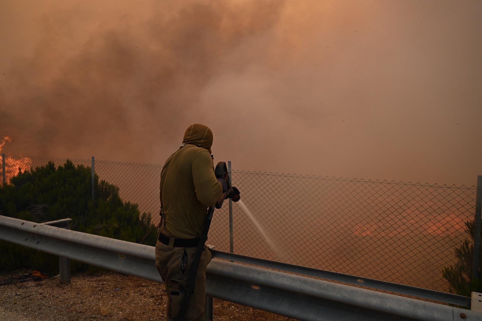 İBB İtfaiyesi’nden Çeşme’deki orman yangınıyla mücadele çalışmalarına destek