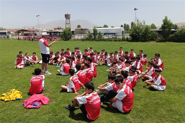 Futbol yaz spor okulu 400’den fazla öğrenciyle devam ediyor