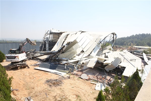 Kayapa’da 2 kaçak yapı yıkıldı