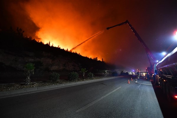 İzmir’deki yangınlarla mücadele devam ediyor