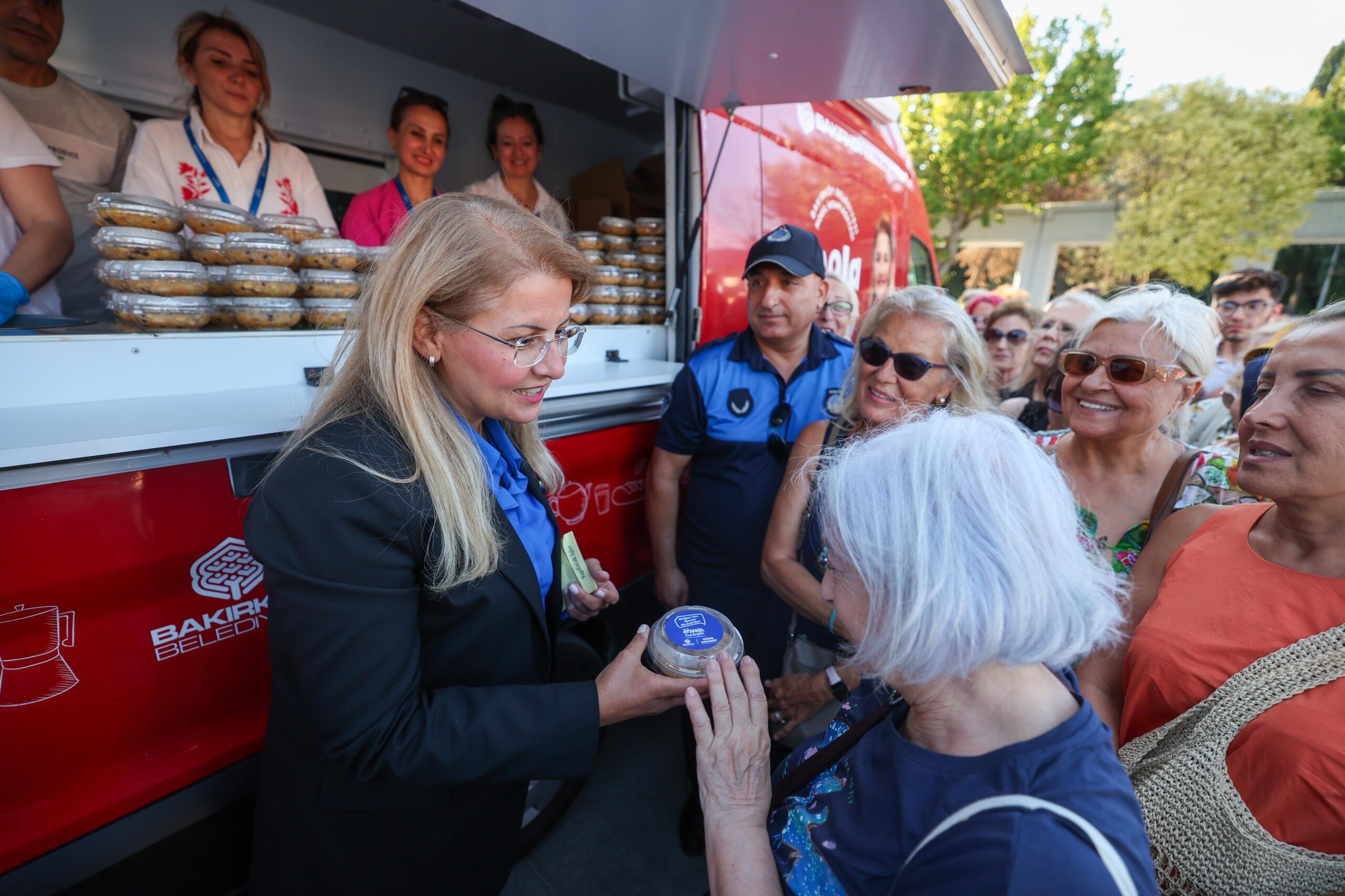 Bakırköy Belediyesi’nden aşure ikramı