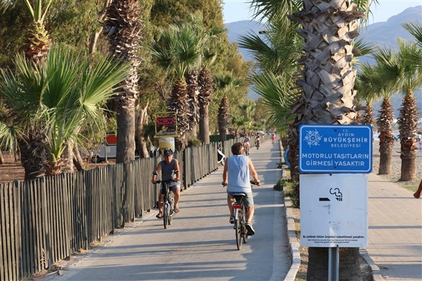Kuşadası sahil şeridine bisiklet ve yürüyüş yolları yapıldı