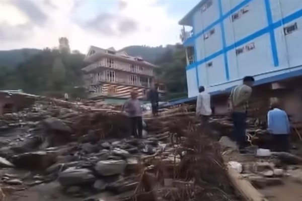 Hindistan’da ani sel ve heyelanlar sonucu onlarca kişi kayboldu