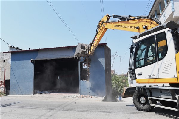 Osmangazi’de yüksek gerilim hattına yapılan kaçak iş yeri yıkıldı