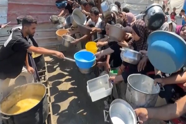 Gazze’de açlık yayılırken yardım personeli baygınlık geçiriyor