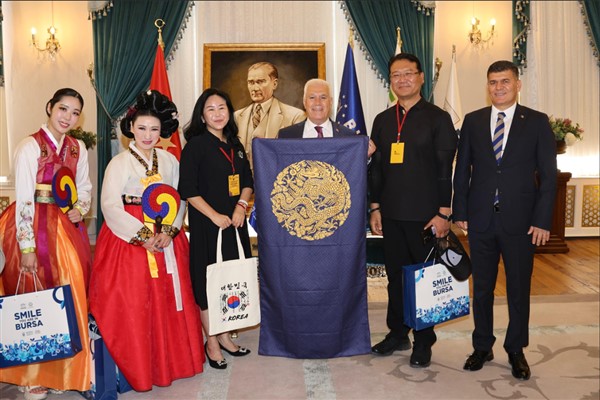 Altın Karagöz dans ekiplerinden Başkan Bozbey’e ziyaret