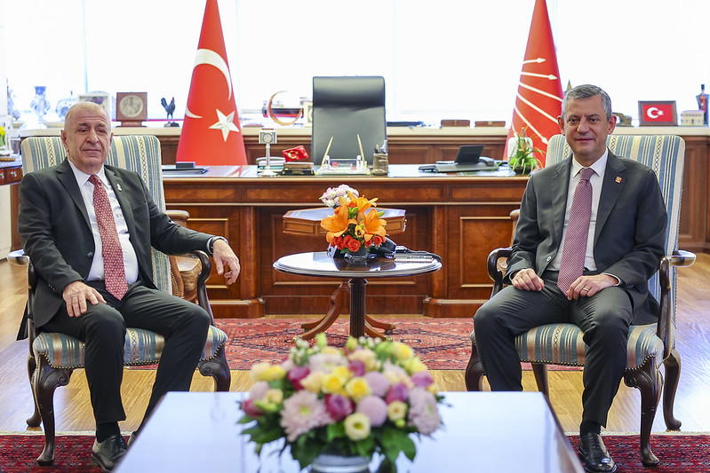CHP Genel Başkanı Özel, Zafer Partisi Genel Başkanı Özdağ ile bir araya geldi