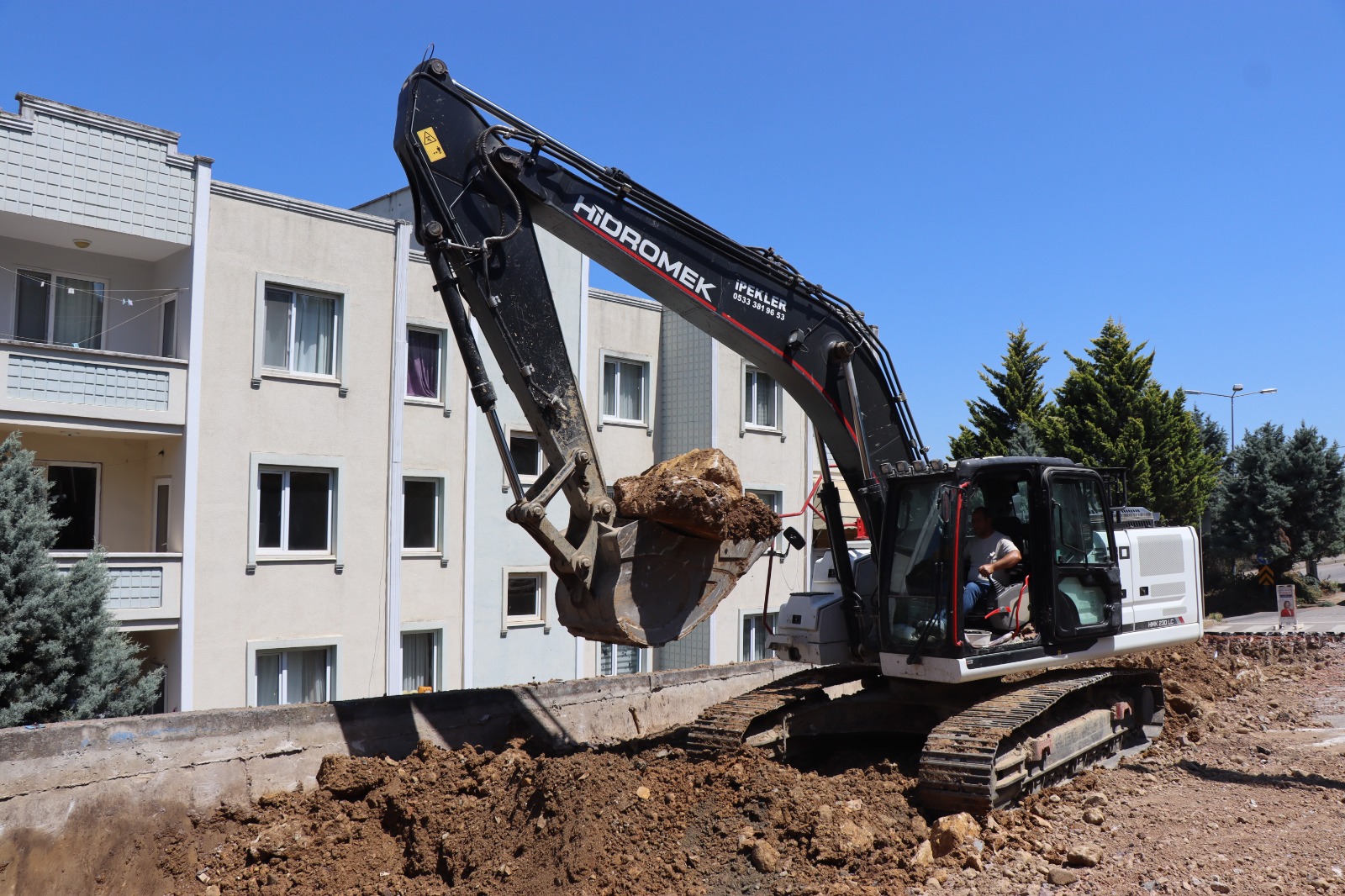 İzmit Belediyesi, Turgut’taki istinat duvarını yeniliyor