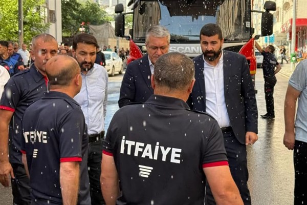 Muş’ta 9 katlı binanın çatısında yangın