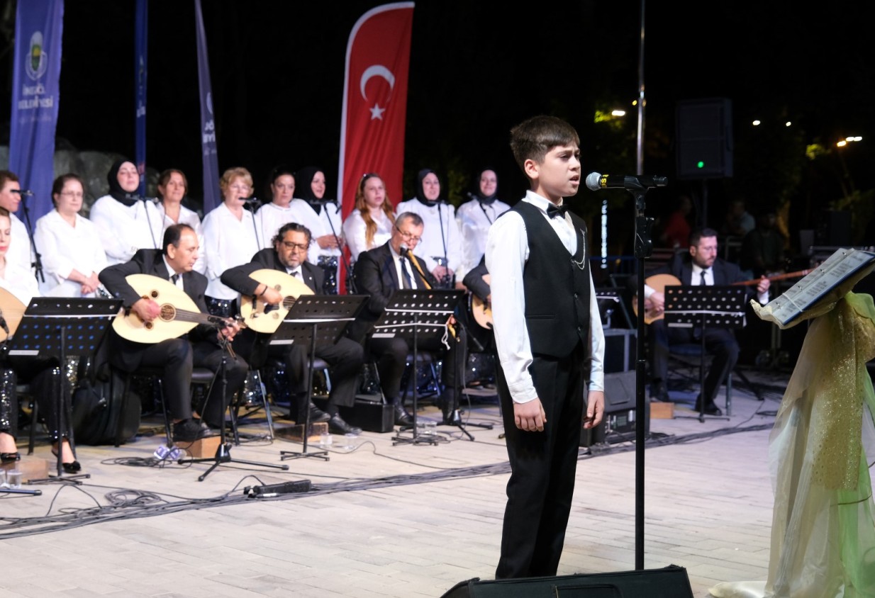 İnegöl Belediyesi TSM Korosu’ndan konser