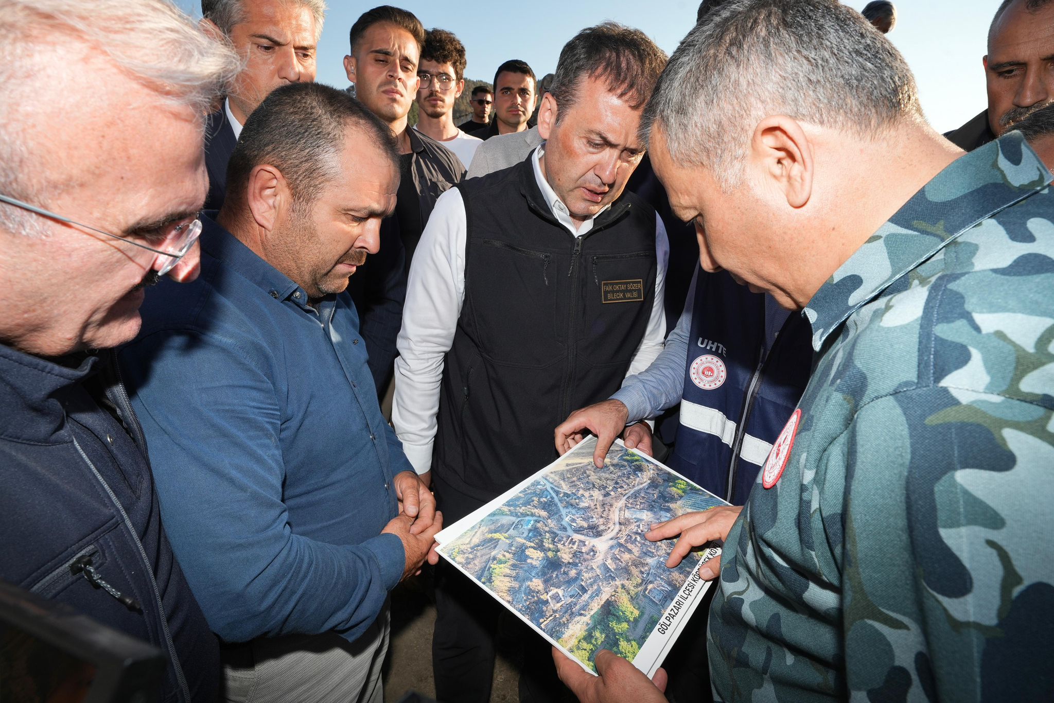 Bakan Yerlikaya, Köprücek Köyü’nde orman yangınından etkilenen vatandaşları ziyaret etti