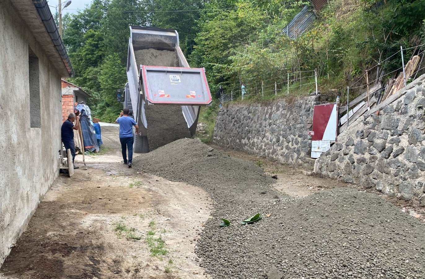 Trabzon Büyükşehir Belediyesi, kuru beton serimi gerçekleştirdi