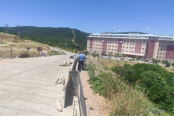 İzmit Belediyesi’nden Kabaoğlu’nda parapet çalışması