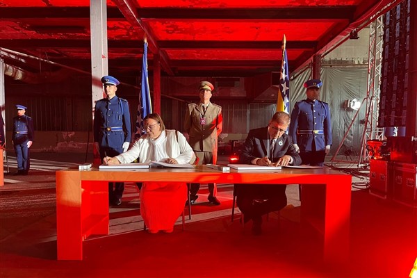 Başkan Tugay, Bosna’da Srebrenitsa Katliamı’nın kurbanlarını andı